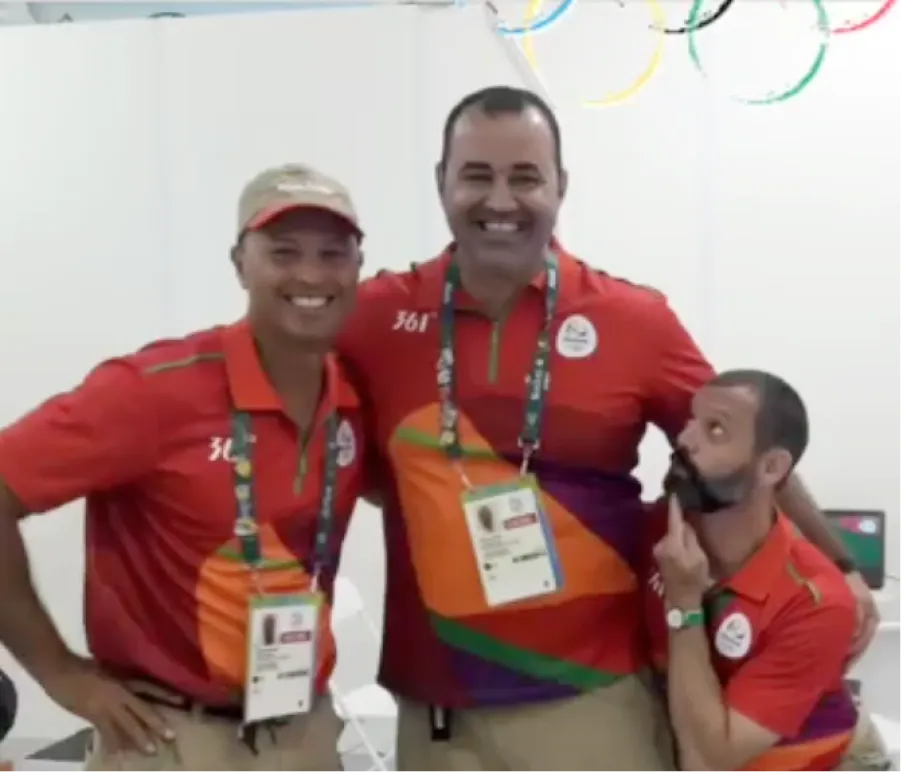 Dr. Helder Nani Ricardo com a equipe médica, uniformizado, nos Jogos Olímpicos Rio 2016